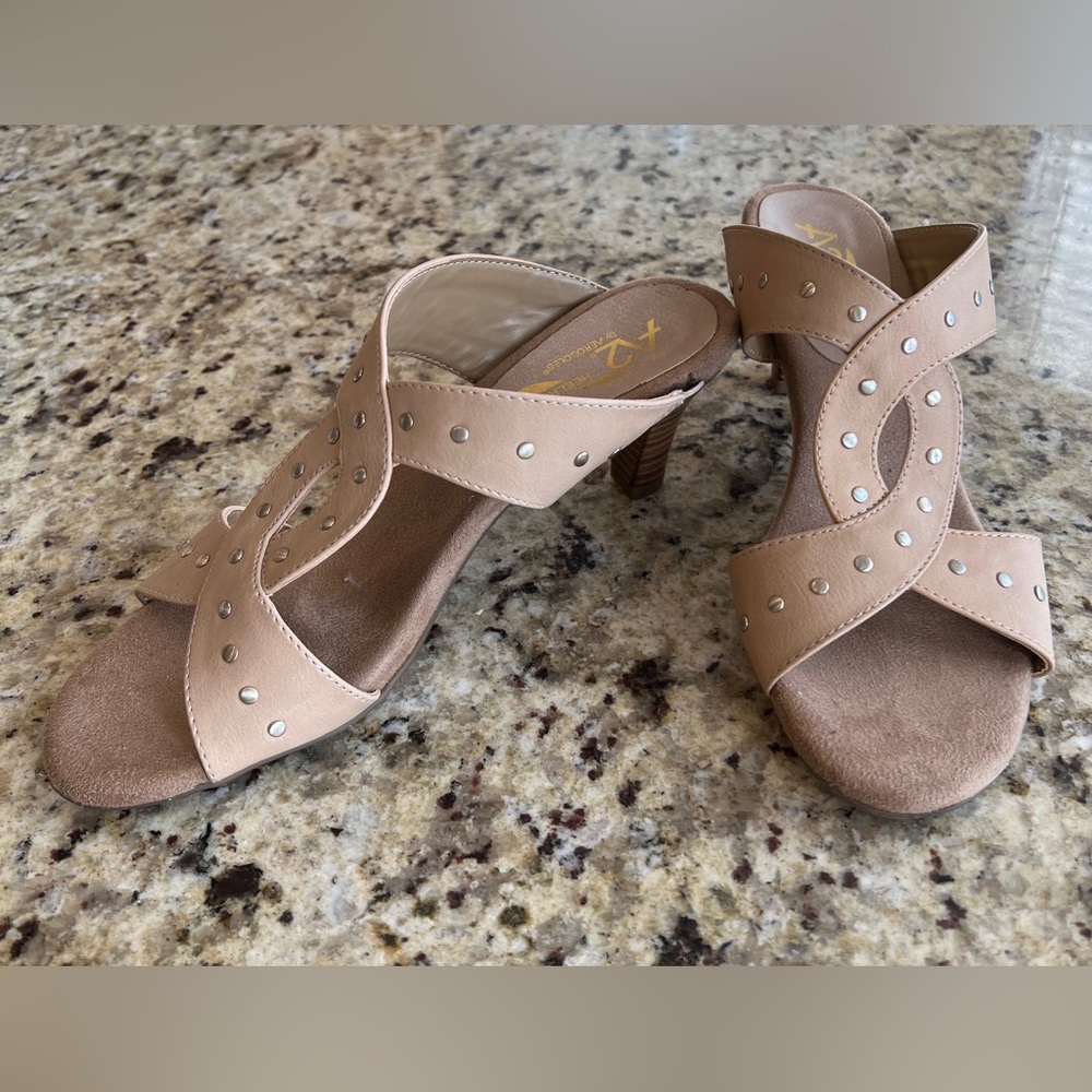 A2 by Aerosoles Heelrest Bisque Heeled Open Toe Slip On Sandals Size 9-1/2 M